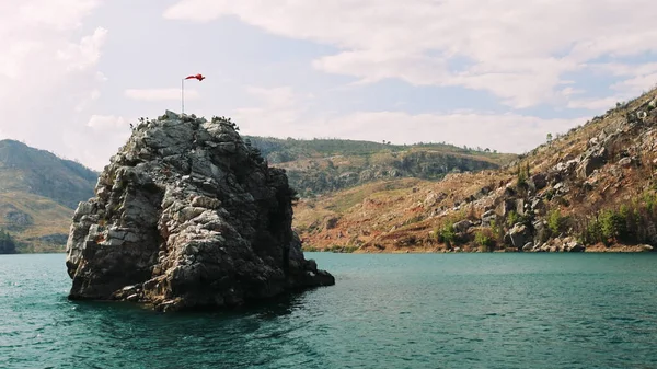 Oymapinar Gölü, Türkiye. Manavgat bölgesindeki Yeşil Kanyon, Türkiye. Oymapinar barajının arkasındaki zümrüt su deposu. Yüksek dağlarla çevrili güzel bir su deposu. Yüksek kalite 4k görüntü