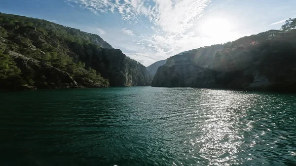 Oymapinar Gölü, Türkiye. Manavgat bölgesindeki Yeşil Kanyon, Türkiye. Oymapinar barajının arkasındaki zümrüt su deposu. Yüksek dağlarla çevrili güzel bir su deposu. Yüksek kalite 4k görüntü