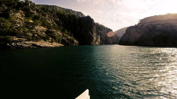 Oymapinar Gölü, Türkiye. Manavgat bölgesindeki Yeşil Kanyon, Türkiye. Oymapinar barajının arkasındaki zümrüt su deposu. Yüksek dağlarla çevrili güzel bir su deposu. Yüksek kalite 4k görüntü