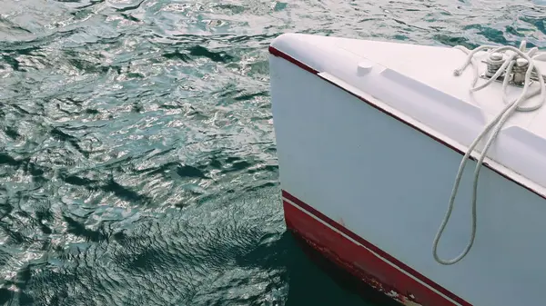 Açık deniz ufkuna doğru ilerleyen beyaz yat burnu manzarası. 4 bin. Yüksek kalite 4k görüntü