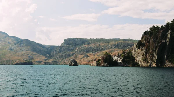 Oymapinar Gölü, Türkiye. Manavgat bölgesindeki Yeşil Kanyon, Türkiye. Oymapinar barajının arkasındaki zümrüt su deposu. Yüksek dağlarla çevrili güzel bir su deposu. Yüksek kalite 4k görüntü