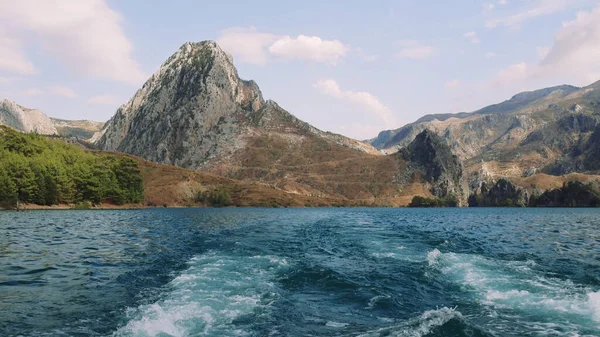 Dağların arasında güzel bir gölde yelken açmak. Yüksek kalite 4k görüntü