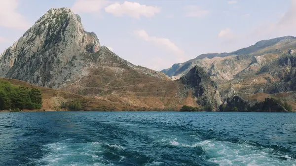 Dağların arasında güzel bir gölde yelken açmak. Yüksek kalite 4k görüntü