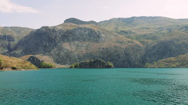 Oymapinar Gölü, Türkiye. Manavgat bölgesindeki Yeşil Kanyon, Türkiye. Oymapinar barajının arkasındaki zümrüt su deposu. Yüksek dağlarla çevrili güzel bir su deposu. Yüksek kalite 4k görüntü