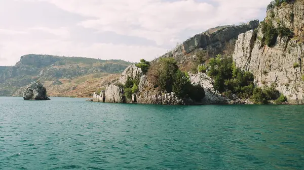 Oymapinar Gölü, Türkiye. Manavgat bölgesindeki Yeşil Kanyon, Türkiye. Oymapinar barajının arkasındaki zümrüt su deposu. Yüksek dağlarla çevrili güzel bir su deposu. Yüksek kalite 4k görüntü