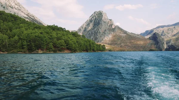 Dağların arasında güzel bir gölde yelken açmak. Yüksek kalite 4k görüntü