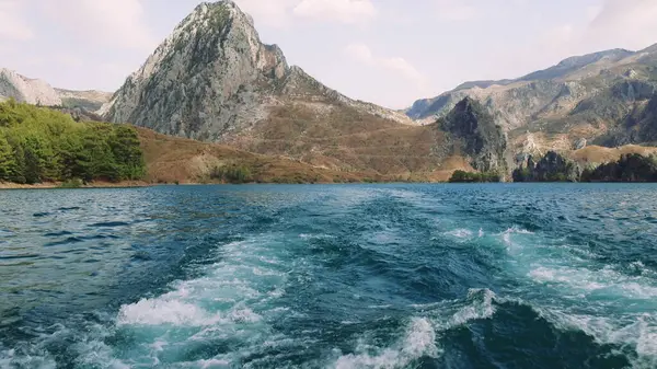 Dağların arasında güzel bir gölde yelken açmak. Yüksek kalite 4k görüntü