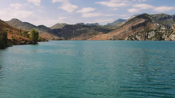 Oymapinar Gölü, Türkiye. Manavgat bölgesindeki Yeşil Kanyon, Türkiye. Oymapinar barajının arkasındaki zümrüt su deposu. Yüksek dağlarla çevrili güzel bir su deposu. Yüksek kalite 4k görüntü