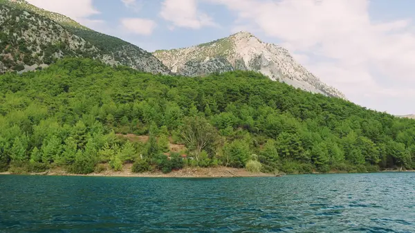 Oymapinar Gölü, Türkiye. Manavgat bölgesindeki Yeşil Kanyon, Türkiye. Oymapinar barajının arkasındaki zümrüt su deposu. Yüksek dağlarla çevrili güzel bir su deposu. Yüksek kalite 4k görüntü