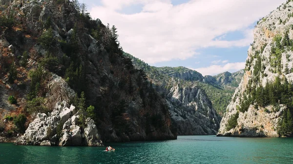 Oymapinar Gölü, Türkiye. Manavgat bölgesindeki Yeşil Kanyon, Türkiye. Oymapinar barajının arkasındaki zümrüt su deposu. Yüksek dağlarla çevrili güzel bir su deposu. Yüksek kalite 4k görüntü