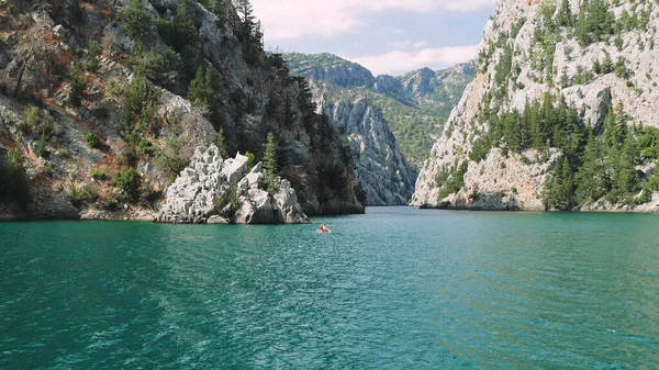 Oymapinar Gölü, Türkiye. Manavgat bölgesindeki Yeşil Kanyon, Türkiye. Oymapinar barajının arkasındaki zümrüt su deposu. Yüksek dağlarla çevrili güzel bir su deposu. Yüksek kalite 4k görüntü