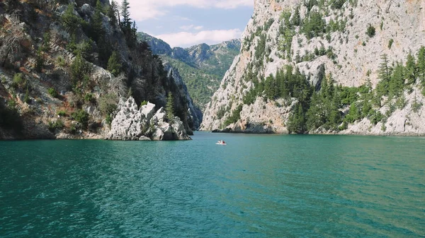 Oymapinar Gölü, Türkiye. Manavgat bölgesindeki Yeşil Kanyon, Türkiye. Oymapinar barajının arkasındaki zümrüt su deposu. Yüksek dağlarla çevrili güzel bir su deposu. Yüksek kalite 4k görüntü