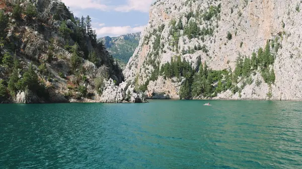 Oymapinar Gölü, Türkiye. Manavgat bölgesindeki Yeşil Kanyon, Türkiye. Oymapinar barajının arkasındaki zümrüt su deposu. Yüksek dağlarla çevrili güzel bir su deposu. Yüksek kalite 4k görüntü