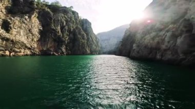 Oymapinar Gölü, Türkiye. Manavgat bölgesindeki Yeşil Kanyon, Türkiye. Oymapinar barajının arkasındaki zümrüt su deposu. Yüksek dağlarla çevrili güzel bir su deposu. Yüksek kalite 4k görüntü