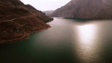 Oymapinar Gölü, Türkiye. Manavgat bölgesindeki Yeşil Kanyon, Türkiye. Oymapinar barajının arkasındaki zümrüt su deposu. Yüksek dağlarla çevrili güzel bir su deposu. Yüksek kalite 4k görüntü