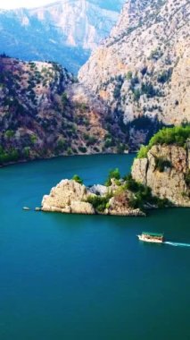 Oymapinar Gölü, Türkiye. Manavgat bölgesindeki Yeşil Kanyon, Türkiye. Oymapinar barajının arkasındaki zümrüt su deposu. Yüksek dağlarla çevrili güzel bir su deposu. Yüksek kalite 4k görüntü