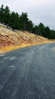 Türkiye 'nin sanseti üzerinde dağ yolları ve yılanlar boyunca arabayla yolculuk yaz seyahatleri, yol dönüşleri, mavi gökyüzü. - Evet. Yüksek kaliteli görüntüler