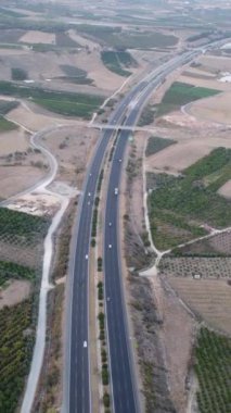 4K Hava Aracı Mersin Viaduct. Dağların 4K 'sındaki hava manzarası ve arabalarla karayolu. Mersin. Hindi. Yolculuk, yol dönüşleri, günbatımı. Yüksek kaliteli görüntüler