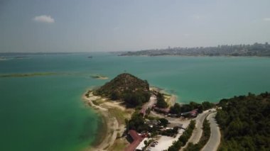Türkiye 'nin dağlık ve kıyı yolları ve yılanları boyunca yol gezisi. Yaz seyahatleri, yol dönüşleri, deniz boyunca yollar. Yüksek kalite görüntü 4K. Drone görünümü