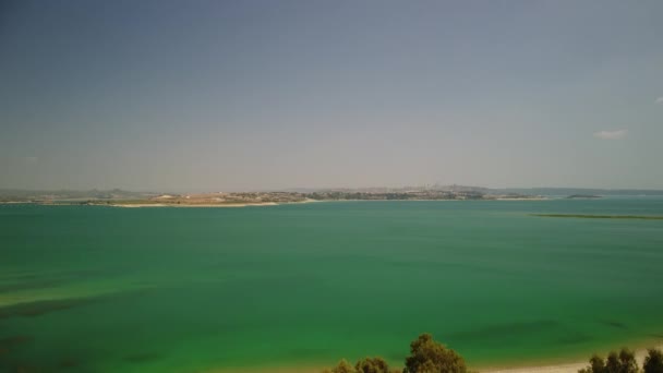 夏の地中海の七面鳥の海岸線を正午に飛ぶドローン 高品質4K映像 — ストック動画