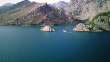 Oymapinar Gölü, Türkiye. Manavgat bölgesindeki Yeşil Kanyon, Türkiye. Oymapinar barajının arkasındaki zümrüt su deposu. Yüksek dağlarla çevrili güzel bir su deposu. Yüksek kalite 4k görüntü