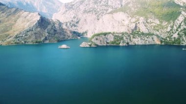 Oymapinar Gölü, Türkiye. Manavgat bölgesindeki Yeşil Kanyon, Türkiye. Oymapinar barajının arkasındaki zümrüt su deposu. Yüksek dağlarla çevrili güzel bir su deposu. Yüksek kalite 4k görüntü
