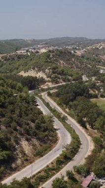 Türkiye 'nin dağlık ve kıyı yolları ve yılanları boyunca yol gezisi. Yaz seyahatleri, yol dönüşleri, deniz boyunca yollar. Yüksek kalite görüntü 4K. Drone görünümü
