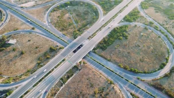 Gün Batımında Çok Katlı Otoyolda Giden Arabaların Üst Görüntüsü Mersin — Stok video