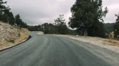 Türkiye 'nin sanseti üzerinde dağ yolları ve yılanlar boyunca arabayla yolculuk yaz seyahatleri, yol dönüşleri, mavi gökyüzü. GoPro 'da. Yüksek kalite 4k görüntü