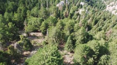 Türkiye 'deki kayalık dağların insansız hava aracı videosu. Yüksek kalite 4k görüntü. 