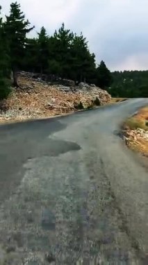 Türkiye 'nin dağ yolları ve yılanları boyunca arabayla yolculuk. Yaz seyahati, yol dönüşleri, günbatımı. Yüksek kaliteli görüntüler