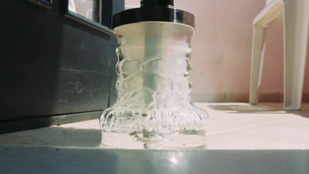 Φυσητό Νερό Στο Ναργιλέ Μέσα Ενημέρωσης Σχεδιάζω Ναργιλέ Μπλε Νερό — Αρχείο Βίντεο
