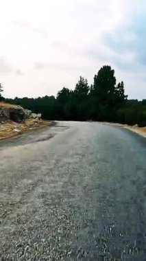 Türkiye 'nin sanseti üzerinde dağ yolları ve yılanlar boyunca arabayla yolculuk yaz seyahatleri, yol dönüşleri, mavi gökyüzü. - Evet. Yüksek kaliteli görüntüler