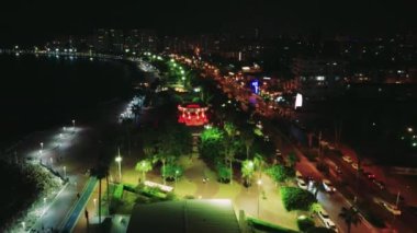 Akdeniz kenti Mersin 'in gece saatlerinde çekilen setin havadan görüntüsü. Yüksek kalite 4k görüntü