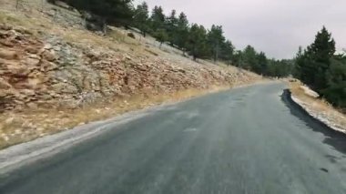 Türkiye 'nin sanseti üzerinde dağ yolları ve yılanlar boyunca arabayla yolculuk yaz seyahatleri, yol dönüşleri, mavi gökyüzü. GoPro 'da. Yüksek kalite 4k görüntü