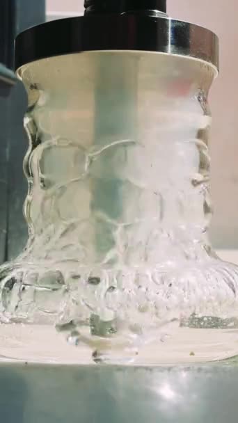 Пузырьковая Вода Кальяне Сми Рисование Кальяна Кипящей Голубой Водой Выдохом — стоковое видео