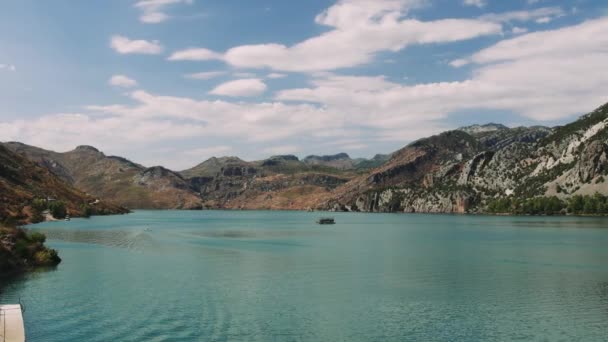 Hava Manzarası Dağlar Ormanlarla Çevrili Temiz Turkuaz Sularla Birlikte Türkiye — Stok video