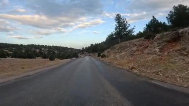 Türkiye 'nin sanseti üzerinde dağ yolları ve yılanlar boyunca arabayla yolculuk yaz seyahatleri, yol dönüşleri, mavi gökyüzü. GoPro 'da. Yüksek kalite 4k görüntü