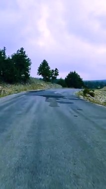 Türkiye 'nin dağ yolları ve yılanları boyunca arabayla yolculuk. Yaz seyahati, yol dönüşleri, günbatımı. Yüksek kaliteli görüntüler