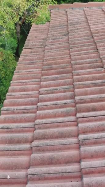 Czerwone Dachówki Dachu Starego Domu Bliżej 4Km Materiał Wysokiej Jakości — Wideo stockowe