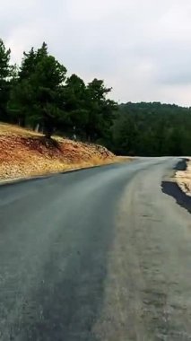 Türkiye 'nin sanseti üzerinde dağ yolları ve yılanlar boyunca arabayla yolculuk yaz seyahatleri, yol dönüşleri, mavi gökyüzü. - Evet. Yüksek kaliteli görüntüler