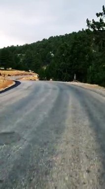 Türkiye 'nin sanseti üzerinde dağ yolları ve yılanlar boyunca arabayla yolculuk yaz seyahatleri, yol dönüşleri, mavi gökyüzü. - Evet. Yüksek kaliteli görüntüler