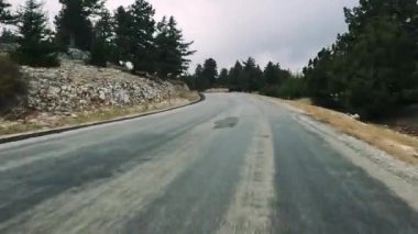 Türkiye 'nin sanseti üzerinde dağ yolları ve yılanlar boyunca arabayla yolculuk yaz seyahatleri, yol dönüşleri, mavi gökyüzü. GoPro 'da. Yüksek kalite 4k görüntü