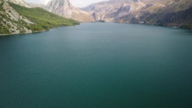 Oymapinar Gölü, Türkiye. Manavgat bölgesindeki Yeşil Kanyon, Türkiye. Oymapinar barajının arkasındaki zümrüt su deposu. Yüksek dağlarla çevrili güzel bir su deposu. Yüksek kalite 4k görüntü