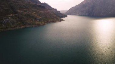 Oymapinar Gölü, Türkiye. Manavgat bölgesindeki Yeşil Kanyon, Türkiye. Oymapinar barajının arkasındaki zümrüt su deposu. Yüksek dağlarla çevrili güzel bir su deposu. Yüksek kalite 4k görüntü