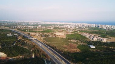 Türkiye 'nin dağ yolları, otobanlar ve yılanları boyunca arabayla yolculuk. Yaz seyahati, yol dönüşleri, günbatımı. Yüksek kaliteli görüntüler