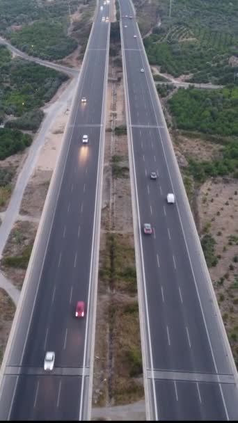 4Kエアリアルドローンは Mersin Viaductの自動車トラフィックを表示します 車で4Kの山と高速道路の空中ビュー メルシン トルコ 夏の旅行 道路が回る サンセット 高品質の映像 — ストック動画