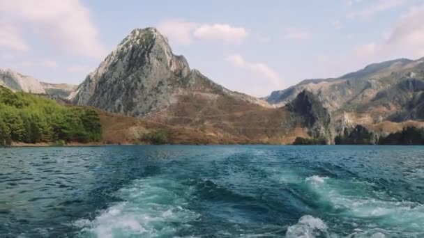 Navigare Barca Bellissimo Lago Tra Montagne Filmati Alta Qualità — Video Stock