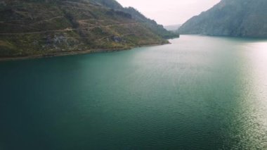 Oymapinar Gölü, Türkiye. Manavgat bölgesindeki Yeşil Kanyon, Türkiye. Oymapinar barajının arkasındaki zümrüt su deposu. Yüksek dağlarla çevrili güzel bir su deposu. Yüksek kalite 4k görüntü