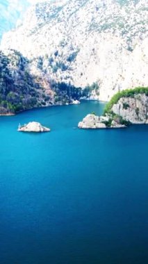 Oymapinar Gölü, Türkiye. Manavgat bölgesindeki Yeşil Kanyon, Türkiye. Oymapinar barajının arkasındaki zümrüt su deposu. Yüksek dağlarla çevrili güzel bir su deposu. Yüksek kalite 4k görüntü